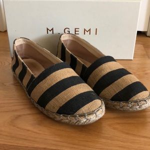 Gently used M Gemi linen flats.  Very stylish and perfect for beachy vacations!